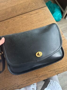 Coach Black Leather Shoulder city Bag with Gold Turn-Lock